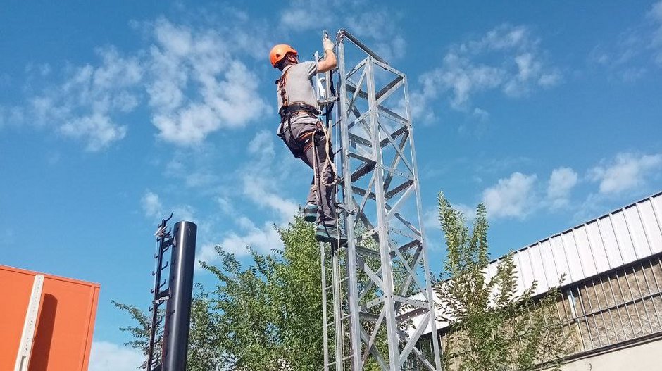 Técnico de Circet realizando prácticas de seguridad en altura sobre torre metálica.